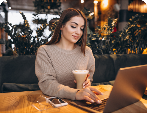 Persona usando laptop para enviar cripto